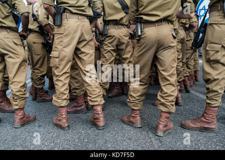 Jerusalem, Israel. 10 Okt, 2017. IDF-Soldaten aus der Fallschirmjäger Brigade, in ihren traditionellen roten Stiefel, melden Sie Zehntausende in den jährlichen Jerusalem Parade einschließlich der Delegationen aus der ganzen Welt, die israelische Industrie, Banken, Notfall- und militärisches Personal, in der Tradition der Tempelberg Wallfahrten auf den Urlaub von sukkoth und in eine Show der internationalen Unterstützung für Israel. Credit: nir Alon/alamy leben Nachrichten Stockfoto