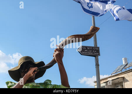 Jerusalem, Israel. 10 Okt, 2017. Mitglieder der Internationalen Christlichen Botschaft Jerusalem jährlichen Fest der Laubhütten März bis bezalel Straße im jährlichen Jerusalem Parade. Zehntausende in den jährlichen Jerusalem Parade marschiert einschließlich der Delegationen aus der ganzen Welt, die israelische Industrie, Banken, Notfall- und militärisches Personal, in der Tradition der Tempelberg Wallfahrten auf den Urlaub von sukkoth und in eine Show der internationalen Unterstützung für Israel. Credit: nir Alon/alamy leben Nachrichten Stockfoto