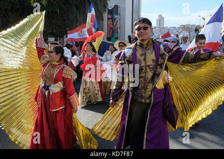 Jerusalem, Israel. 10 Okt, 2017. Mitglieder der Internationalen Christlichen Botschaft Jerusalem jährlichen Fest der Laubhütten März bis bezalel Straße im jährlichen Jerusalem Parade. Zehntausende in den jährlichen Jerusalem Parade marschiert einschließlich der Delegationen aus der ganzen Welt, die israelische Industrie, Banken, Notfall- und militärisches Personal, in der Tradition der Tempelberg Wallfahrten auf den Urlaub von sukkoth und in eine Show der internationalen Unterstützung für Israel. Credit: nir Alon/alamy leben Nachrichten Stockfoto