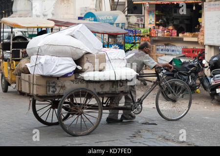 Amritsar, panjab, Indien. 10 Okt, 2017. busy lokale Straße in der Nähe des goldenen Tempels. Viele Rikschas, Roller und Dreirad Transite. Credit: wansfordphoto/alamy leben Nachrichten Stockfoto