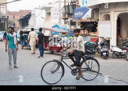 Amritsar, panjab, Indien. 10 Okt, 2017. busy lokale Straße in der Nähe des goldenen Tempels. Viele Rikschas, Roller und Dreirad Transite. Credit: wansfordphoto/alamy leben Nachrichten Stockfoto