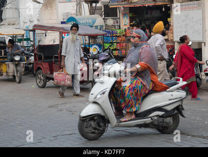 Amritsar, panjab, Indien. 10 Okt, 2017. busy lokale Straße in der Nähe des goldenen Tempels. Viele Rikschas, Roller und Dreirad Transite. Credit: wansfordphoto/alamy leben Nachrichten Stockfoto