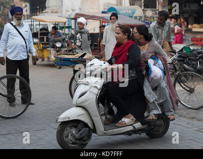 Amritsar, panjab, Indien. 10 Okt, 2017. busy lokale Straße in der Nähe des goldenen Tempels. Viele Rikschas, Roller und Dreirad Transite. Credit: wansfordphoto/alamy leben Nachrichten Stockfoto