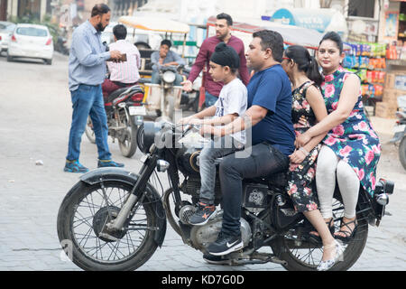 Amritsar, panjab, Indien. 10. Oktober 2017. busy lokale Straße in der Nähe des goldenen Tempels. Viele Rikschas, Roller und Dreirad Transite. amritsar ist die heilige Stadt des Sikh Religion und Millionen von Touristen besuchen jedes Jahr. Stockfoto