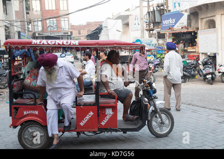 Amritsar, panjab, Indien. 10. Oktober 2017. busy lokale Straße in der Nähe des goldenen Tempels. Viele Rikschas, Roller und Dreirad Transite. amritsar ist die heilige Stadt des Sikh Religion und Millionen von Touristen besuchen jedes Jahr. Stockfoto