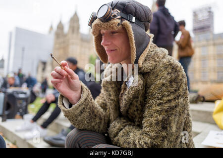 London, Großbritannien. 10. Oktober 2017. Rudy Marihuana zu rauchen außerhalb des britischen Parlaments fordern die Legalisierung von Cannabis. Sie ist von ADHS, Depression, Arthritis und Ischias, die Rückenschmerzen credit Leiden: Velaren Grant/zuma Draht/alamy leben Nachrichten Stockfoto