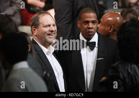 Harvey Weinstein und Jay-Z besuchen die Victoria's Secret Modenschau 2009 in Der Armory am 19. November 2009 in New York City. Stockfoto