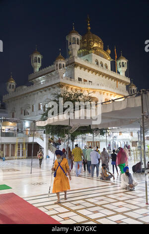 Amritsar, panjab, Indien. 10. Oktober 2017. Die goldenen templein amrtisar ist der heiligste shriine des Sikh Religion. Millionen von Touristen und Anbeter jedes Jahr besuchen. Es ist eine Oase der Ruhe in einer hektischen Stadt mit dem Tempel umgeben von einem See. Credit: wansfordphoto/alamy leben Nachrichten Stockfoto