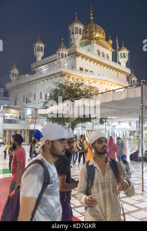 Amritsar, panjab, Indien. 10. Oktober 2017. Die goldenen templein amrtisar ist der heiligste shriine des Sikh Religion. Millionen von Touristen und Anbeter jedes Jahr besuchen. Es ist eine Oase der Ruhe in einer hektischen Stadt mit dem Tempel umgeben von einem See. Credit: wansfordphoto/alamy leben Nachrichten Stockfoto