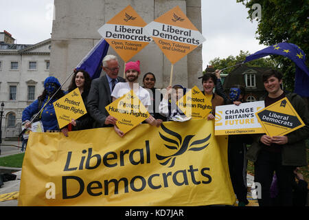 Haus des Parlaments. London, UK. 10 Okt, 2017. United Patienten Allianz halten Sie einen Patienten an das Parlament Protest der Öffentlichkeit lädt zu einem Kaffee und Kuchen Cannabis an Parlament Hof enthalten. Während Parlament erste Gebot die Droge für medizinische Zwecke zu legalisieren. Credit: Siehe li/alamy leben Nachrichten Stockfoto