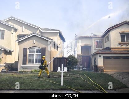 Anahiem Hills, CA, USA. Oktober 2017. Der Canyon Fire 2 brennt in Anaheim Hills Montag, 9. Oktober 2017. Mindestens sechs Häuser brannten am frühen Nachmittag, als starke Santa Ana-Winde Evakuierungen in Orange County erzwangen. Kredit: Stuart Palley/ZUMA Wire/Alamy Live News Stockfoto