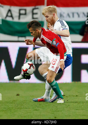 Budapest, Ungarn. 10 Okt, 2017. zoltan Stieber #18 von Ungarn konkurriert für die Kugel mit odmar faero (r) der Färöer Inseln während der FIFA 2018 WM-Qualifikationsspiel zwischen Ungarn und den Färöer Inseln an groupama Arena am 10. Oktober 2017 in Budapest, Ungarn. Credit: Laszlo szirtesi/alamy leben Nachrichten Stockfoto