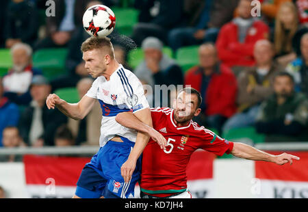 Budapest, Ungarn. 10 Okt, 2017. gilli Sorensen (l) der Färöer gewinnt die Kugel von Attila fiola #5 von Ungarn während der FIFA 2018 WM-Qualifikationsspiel zwischen Ungarn und den Färöer Inseln an groupama Arena am 10. Oktober 2017 in Budapest, Ungarn. Credit: Laszlo szirtesi/alamy leben Nachrichten Stockfoto