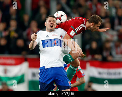 Budapest, Ungarn. 10 Okt, 2017. marton eppel (r) von Ungarn beim Kampf um den Ball mit atli Gregersen #4 der Färöer Inseln während der FIFA 2018 WM-Qualifikationsspiel zwischen Ungarn und den Färöer Inseln an groupama Arena am 10. Oktober 2017 in Budapest, Ungarn. Credit: Laszlo szirtesi/alamy leben Nachrichten Stockfoto