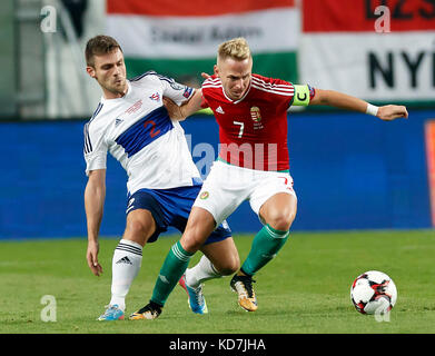 Budapest, Ungarn. 10 Okt, 2017. balazs dzsudzsak #7 von Ungarn gewinnt die Kugel von Jonas tor naes #2 der Färöer Inseln während der FIFA 2018 WM-Qualifikationsspiel zwischen Ungarn und den Färöer Inseln an groupama Arena am 10. Oktober 2017 in Budapest, Ungarn. Credit: Laszlo szirtesi/alamy leben Nachrichten Stockfoto