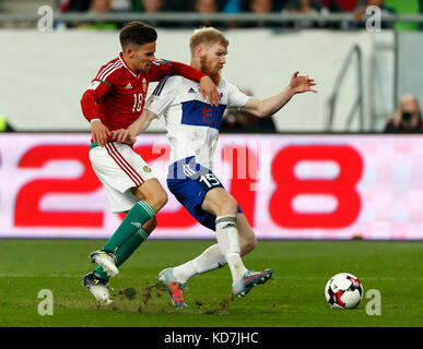 Budapest, Ungarn. 10 Okt, 2017 Budapest, Ungarn - 10. Oktober: odmar faero #15 der Färöer Inseln die Kugel von zoltan Stieber #18 von Ungarn während der FIFA 2018 WM-Qualifikationsspiel zwischen Ungarn und den Färöer Inseln an groupama Arena am 10. Oktober 2017 in Budapest, Ungarn abdeckt. Credit: Laszlo szirtesi/alamy leben Nachrichten Stockfoto