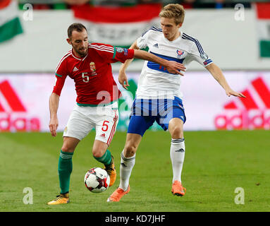 Budapest, Ungarn. 10 Okt, 2017. Attila fiola #5 von Ungarn konkurriert für die Kugel mit Joan edmundsson (r) der Färöer Inseln während der FIFA 2018 WM-Qualifikationsspiel zwischen Ungarn und den Färöer Inseln an groupama Arena am 10. Oktober 2017 in Budapest, Ungarn. Credit: Laszlo szirtesi/alamy leben Nachrichten Stockfoto