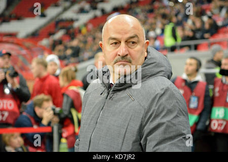 Kasan, Russland. 10th Oktober 2017. Der Trainer der russischen Fußballnationalmannschaft Stanislav Tschertschesow vor dem internationalen Testspiel gegen den Iran im Stadion der Kazan Arena in Kasan. Quelle: Alizada Studios/Alamy Live News Stockfoto