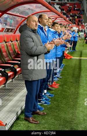 Kasan, Russland. 10th Oktober 2017. Der Trainer der russischen Fußballnationalmannschaft Stanislav Tschertschesow mit Trainern und Verwaltungsmitarbeitern der russischen Nationalmannschaft vor dem internationalen Testspiel gegen den Iran im Stadion der Kasan Arena in Kasan. Quelle: Alizada Studios/Alamy Live News Stockfoto