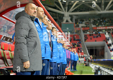 Kasan, Russland. 10th Oktober 2017. Der Trainer der russischen Fußballnationalmannschaft Stanislav Tschertschesow mit Trainern und Verwaltungsmitarbeitern der russischen Nationalmannschaft vor dem internationalen Testspiel gegen den Iran im Stadion der Kasan Arena in Kasan. Quelle: Alizada Studios/Alamy Live News Stockfoto