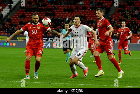 Kasan, Russland. 10th Oktober 2017. Die russischen Verteidiger Fedor Kudryashov und Viktor Vasin mit dem iranischen Stürmer Sardar Azmoun beim internationalen Freundschaftsspiel Russland gegen Iran im Kasan Arena-Stadion in Kasan. Quelle: Alizada Studios/Alamy Live News Stockfoto