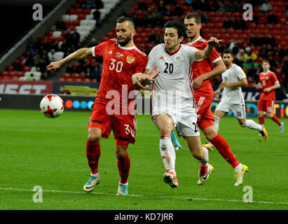 Kasan, Russland. 10th Oktober 2017. Die russischen Verteidiger Fedor Kudryashov und Viktor Vasin mit dem iranischen Stürmer Sardar Azmoun beim internationalen Freundschaftsspiel Russland gegen Iran im Kasan Arena-Stadion in Kasan. Quelle: Alizada Studios/Alamy Live News Stockfoto