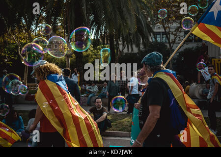 Barcelona, Spanien. Oktober 2017. Die ersten katalanischen Unabhängigkeitsaktivisten tauchen am Arc de Triomf in Barcelona auf, um die Ausrufung einer Republik im katalanischen Parlament nach einem Abspaltungsreferendum am 1. Oktober zu unterstützen. Die spanische Zentralregierung bestreitet, dass es ein Referendum gegeben hat, und akzeptiert das Ergebnis nicht, da das katalanische Referendum-Gesetz vom spanischen Verfassungsgericht ausgesetzt wurde Credit: Matthias Oesterle/Alamy Live News Stockfoto