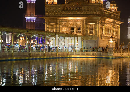 Amritsar, panjab, Indien. 10 Okt, 2017. Die goldenen templein amrtisar ist der heiligste shriineof der Sikh Religion. Millionen von Touristen und Anbeter jedes Jahr besuchen. Es ist eine Oase der Ruhe in einer hektischen Stadt mit dem Tempel umgeben von einem See. Credit: wansfordphoto/alamy leben Nachrichten Stockfoto