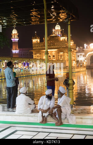 Amritsar, panjab, Indien. 10 Okt, 2017. Die goldenen templein amrtisar ist der heiligste shriineof der Sikh Religion. Millionen von Touristen und Anbeter jedes Jahr besuchen. Es ist eine Oase der Ruhe in einer hektischen Stadt mit dem Tempel umgeben von einem See. Credit: wansfordphoto/alamy leben Nachrichten Stockfoto