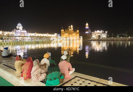 Amritsar, panjab, Indien. 10 Okt, 2017. Die goldenen templein amrtisar ist der heiligste shriineof der Sikh Religion. Millionen von Touristen und Anbeter jedes Jahr besuchen. Es ist eine Oase der Ruhe in einer hektischen Stadt mit dem Tempel umgeben von einem See. Credit: wansfordphoto/alamy leben Nachrichten Stockfoto