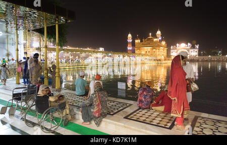 Amritsar, panjab, Indien. 10 Okt, 2017. Die goldenen templein amrtisar ist der heiligste shriineof der Sikh Religion. Millionen von Touristen und Anbeter jedes Jahr besuchen. Es ist eine Oase der Ruhe in einer hektischen Stadt mit dem Tempel umgeben von einem See. Credit: wansfordphoto/alamy leben Nachrichten Stockfoto