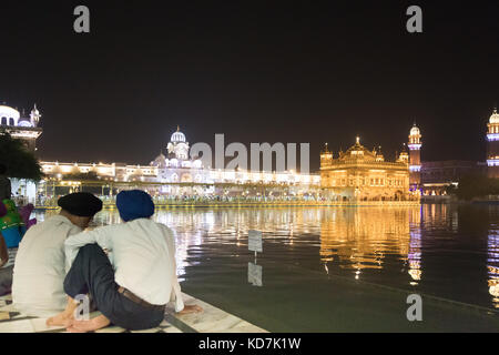 Amritsar, panjab, Indien. 10 Okt, 2017. Die goldenen templein amrtisar ist der heiligste shriineof der Sikh Religion. Millionen von Touristen und Anbeter jedes Jahr besuchen. Es ist eine Oase der Ruhe in einer hektischen Stadt mit dem Tempel umgeben von einem See. Credit: wansfordphoto/alamy leben Nachrichten Stockfoto