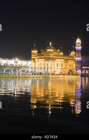 Amritsar, panjab, Indien. 10 Okt, 2017. Die goldenen templein amrtisar ist der heiligste shriineof der Sikh Religion. Millionen von Touristen und Anbeter jedes Jahr besuchen. Es ist eine Oase der Ruhe in einer hektischen Stadt mit dem Tempel umgeben von einem See. Credit: wansfordphoto/alamy leben Nachrichten Stockfoto