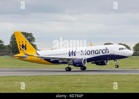 London, Großbritannien. 10 Okt, 2017. airbus a320-flugzeuge, g-zbas, von Monarch Airlines zum letzten Mal von luton nach dem Zusammenbruch der britischen Fluggesellschaft am Montag, 2. Oktober 2017. Quelle: nick Whittle/alamy leben Nachrichten Stockfoto