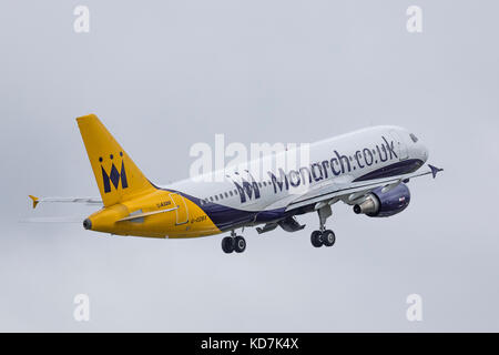 London, Großbritannien. 10 Okt, 2017. airbus a320-flugzeuge, g-ozbx, von Monarch Airlines zum letzten Mal von luton nach dem Zusammenbruch der britischen Fluggesellschaft am Montag, 2. Oktober 2017. Quelle: nick Whittle/alamy leben Nachrichten Stockfoto