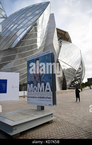 (171010) -- PARIS, 10. Oktober 2017 (Xinhua) -- Foto vom 10. Oktober 2017 zeigt die Außenansicht der Stiftung Louis Vuitton in Paris, Frankreich. Das Museum of Modern Art (MoMA) und die Stiftung Louis Vuitton werden die erste umfassende Ausstellung in Frankreich veranstalten, in der die Sammlung des MoMA präsentiert wird. Die Ausstellung „Being Modern: MoMA in Paris“ wird vom 11. Oktober 2017 bis 5. März 2018 in der Stiftung Louis Vuitton für die Öffentlichkeit zu sehen sein. (Xinhua/Chen Yichen) Stockfoto