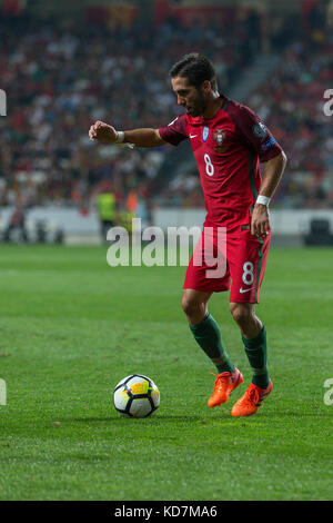 Lissabon, Portugal. 10. Oktober 2017. Portugals Mittelfeldspieler Joao MoutINho (8) während der FIFA-WM-Qualifikation 2018 zwischen Portugal und der Schweiz Credit: Alexandre de Sousa/Alamy Live News Stockfoto