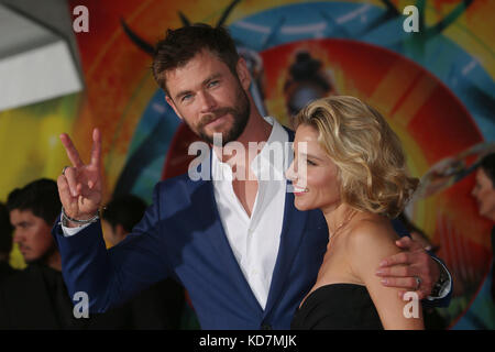 Hollywood, Kalifornien, USA. Oktober 2017. Chris Hemsworth und Elsa Pataky beim Weltpremiere der Marvel Studios Thor: Ragnarok in Hollywood, Kalifornien am 10. Oktober 2017. Kredit: Faye Sadou/Media Punch/Alamy Live News Stockfoto