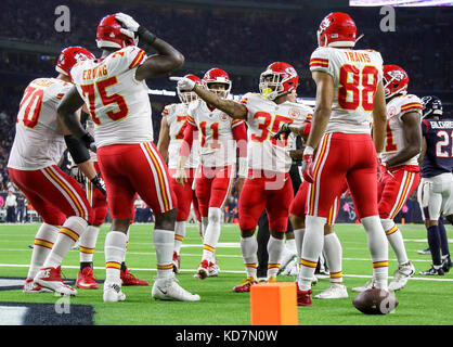 Houston, TX, USA. 8. Oktober, 2017. Kansas City Chiefs zurück laufen Charcandrick West (35) feiert während der NFL Spiel zwischen der Kansas City Chiefs und der Houston Texans an NRG Stadion in Houston, TX. John Glaser/CSM/Alamy leben Nachrichten Stockfoto