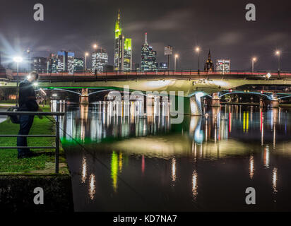 Frankfurt, Deutschland. Oktober 2017. Ein Angler fischt am Main-Ufer in Frankfurt, Deutschland, 10. Oktober 2017. (Foto der Glühlampenbelichtung.) Frank Rumpenhorst/dpa/Alamy Live News Stockfoto