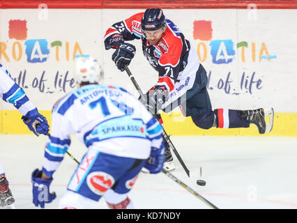 Zagreb, Kroatien. 10 Okt, 2017. Tomas netik (r) Der khl medvescak während der Ebel (Erste Bank Eishockey Liga) Eishockey Liga Match zwischen khl medvescak und EC VSV in Zagreb, Kroatien konkurriert, auf okt. 10, 2017 khl medvescak gewann 5-2. Credit: Igor soban/Xinhua/alamy leben Nachrichten Stockfoto