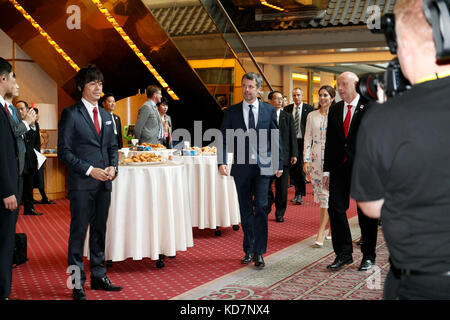 Tokio, Japan. Oktober 2017. (L bis R) seine Königliche Hoheit der Kronprinz Frederik Andre Henrik Christian und ihre Königliche Hoheit die Kronprinzessin Mary Elizabeth Donaldson nehmen am 11. Oktober 2017 im Hotel Gajoen Tokio, Japan, Teil. Das dänische Kronprinzenpaar hofft, die Geschäftsbeziehungen zwischen Japan und Dänemark während seines Besuchs zu festigen, der 150 Jahre diplomatischer Beziehungen zwischen den beiden Ländern feiert. Quelle: Rodrigo Reyes Marin/AFLO/Alamy Live News Stockfoto