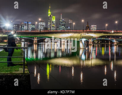 Frankfurt, Deutschland. Oktober 2017. Ein Angler fischt am Main-Ufer in Frankfurt, Deutschland, 10. Oktober 2017. (Foto der Glühlampenbelichtung.) Frank Rumpenhorst/dpa/Alamy Live News Stockfoto