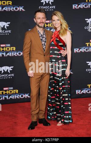 Los Angeles, CA, USA. Oktober 2017. Chris Hardwick, Lydia Hearst at Arrivals for THOR: RAGNAROK Premiere, El Capitan Theatre, Los Angeles, CA 10. Oktober 2017. Quelle: Everett Collection Inc/Alamy Live News Stockfoto