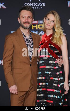 Los Angeles, CA, USA. Oktober 2017. Chris Hardwick, Lydia Hearst at Arrivals for THOR: RAGNAROK Premiere, El Capitan Theatre, Los Angeles, CA 10. Oktober 2017. Quelle: Everett Collection Inc/Alamy Live News Stockfoto