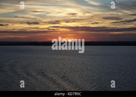 Isle of Grain, UK. 11 Okt, 2017. Sonnenuntergang über der Insel von Korn mit einem roten und rosa Himmel über der Themse Credit: Keith Larby/Alamy leben Nachrichten Stockfoto