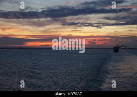 Isle of Grain, UK. 11 Okt, 2017. Sonnenuntergang über der Insel von Korn mit einem roten und rosa Himmel über der Themse Credit: Keith Larby/Alamy leben Nachrichten Stockfoto