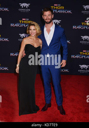 Los Angeles, USA. 10 Okt, 2017. Chris Hemsworth, Frau Elsa Pataky 042 Ankunft auf dem Thor ragnarök Premiere am El Capitan Theatre in Los Angeles. 10. Oktober 2017. Credit: tsuni/usa/alamy leben Nachrichten Stockfoto