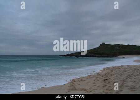 St Ives, Cornwall, UK. 11 Okt, 2017. UK Wetter. Es war 16 Grad C heute Morgen in St Ives, mit sanften Wind und Wellengang, ideal für einen frühen Morgen surfen. Foto: Simon Maycock/Alamy leben Nachrichten Stockfoto