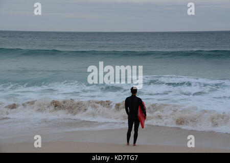 St Ives, Cornwall, UK. 11 Okt, 2017. UK Wetter. Es war 16 Grad C heute Morgen in St Ives, mit sanften Wind und Wellengang, ideal für einen frühen Morgen surfen. Foto: Simon Maycock/Alamy leben Nachrichten Stockfoto